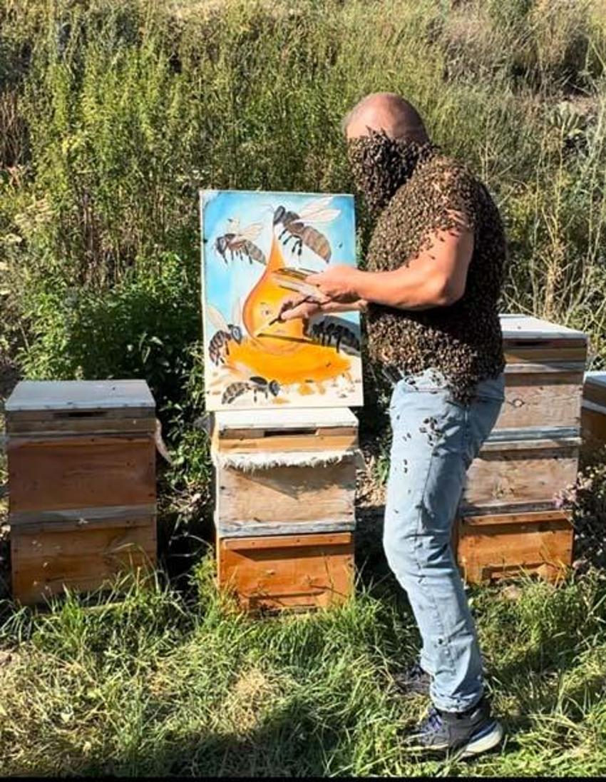 Karslı Arı Adam binlerce arıyla resim yaptı! Dünyaya tek bir mesaj verdi