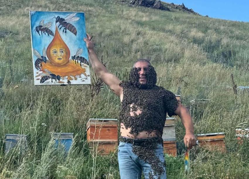 Karslı Arı Adam binlerce arıyla resim yaptı! Dünyaya tek bir mesaj verdi