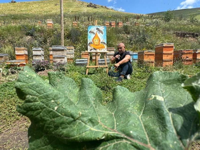 Karslı Arı Adam binlerce arıyla resim yaptı! Dünyaya tek bir mesaj verdi