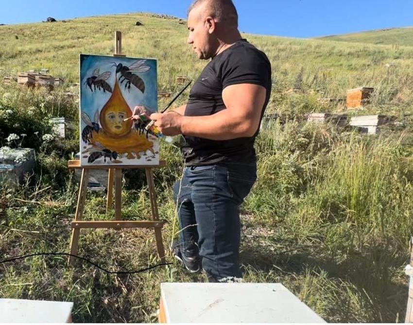 Karslı Arı Adam binlerce arıyla resim yaptı! Dünyaya tek bir mesaj verdi