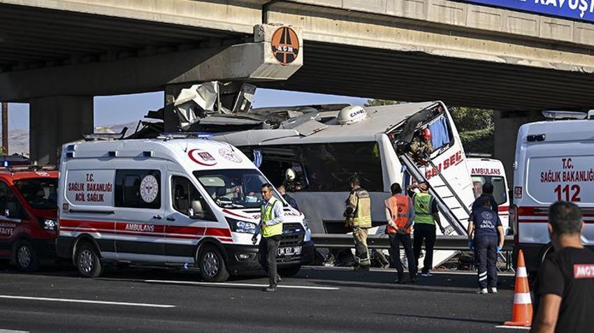 Ankara'da korkunç kaza! Otobüs ikiye ayrıldı, 9 can kaybı, 26 yaralı, kameraya böyle yansıdı