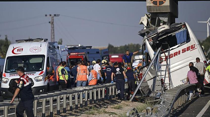 Ankara'da korkunç kaza! Otobüs ikiye ayrıldı, 9 can kaybı, 26 yaralı, kameraya böyle yansıdı