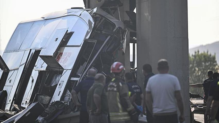 Ankara'da korkunç kaza! Otobüs ikiye ayrıldı, 9 can kaybı, 26 yaralı, kameraya böyle yansıdı