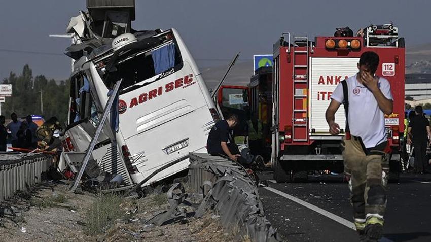 Ankara'da korkunç kaza! Otobüs ikiye ayrıldı, 9 can kaybı, 26 yaralı, kameraya böyle yansıdı