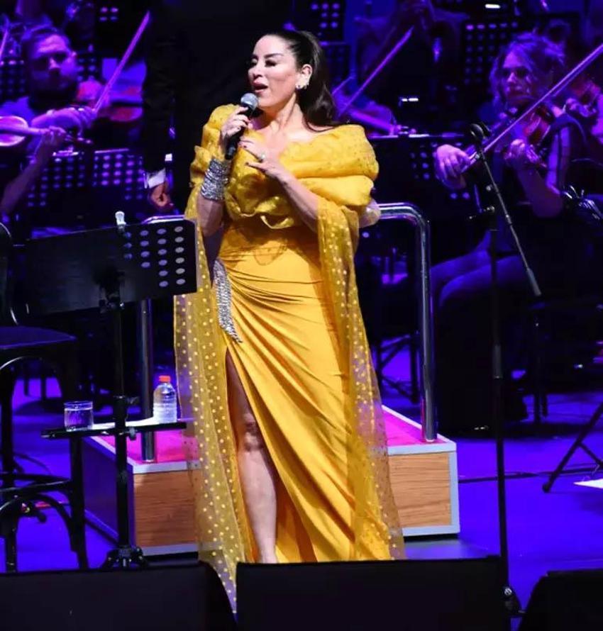 Aşkın Nur Yengi Harbiye’deydi! Sezen’i konser vermeye ikna etmeye çalışıyor