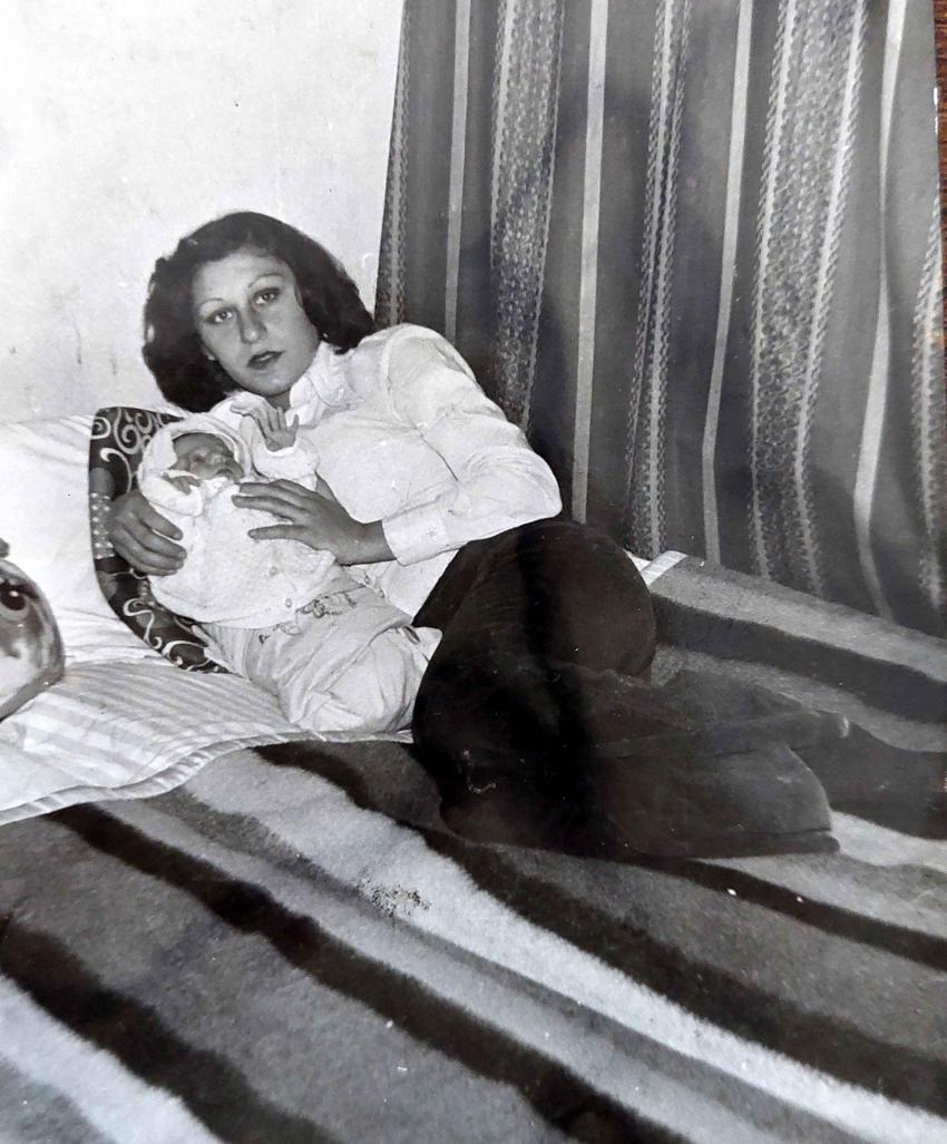 16 yaşındayken annesinin başkası olduğunu öğrendi: 32 yıldır gerçeğin peşinde!