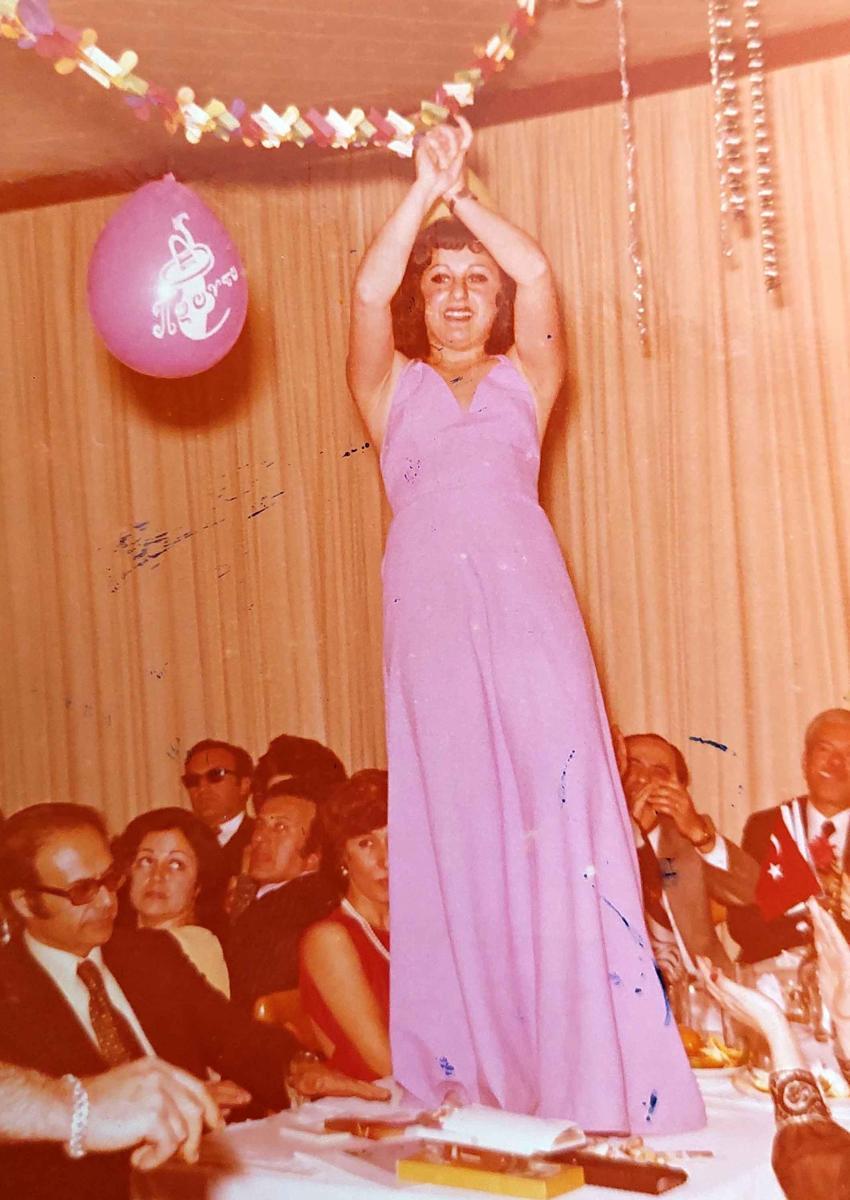 16 yaşındayken annesinin başkası olduğunu öğrendi: 32 yıldır gerçeğin peşinde!