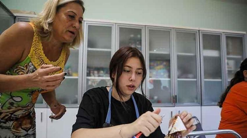 Hocasının 'yapamazsın' dediği taş bebek sanatını öğrendi, Türkiye’nin 5 kültürel mirasçısından birisi oldu