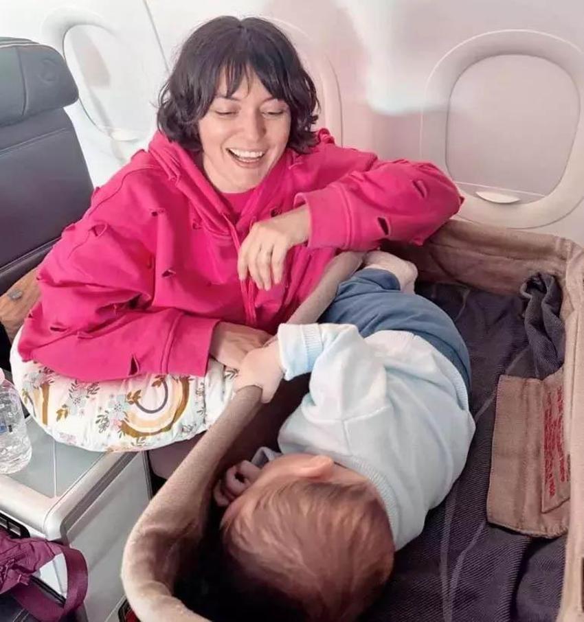 Ezgi Mola’nın oğluyla deniz keyfi! Doğumundan beri yüzünü gizliyordu