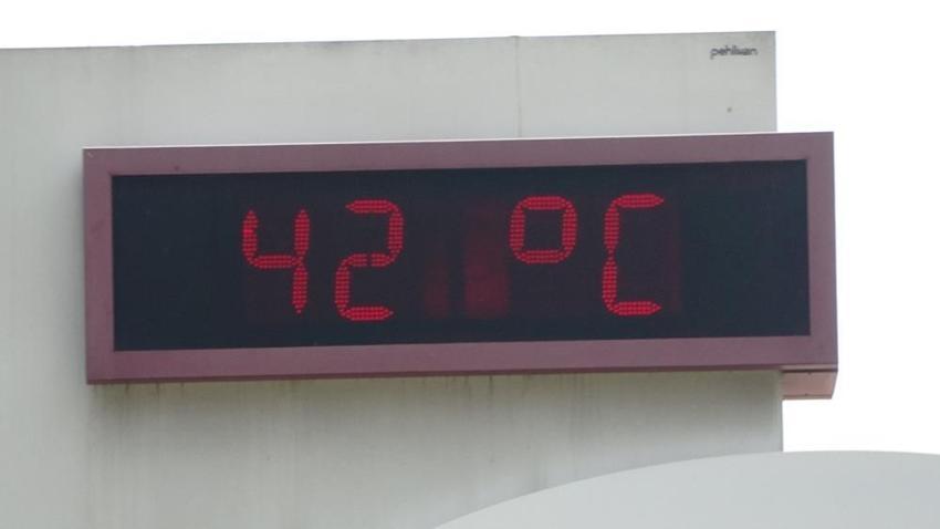 Adana'da termometreler 42 dereceyi gösterdi, sıcaklık çocukları oyunlarından etti