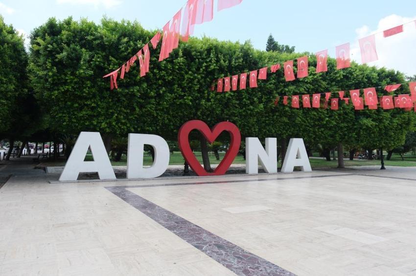 Adana'da termometreler 42 dereceyi gösterdi, sıcaklık çocukları oyunlarından etti