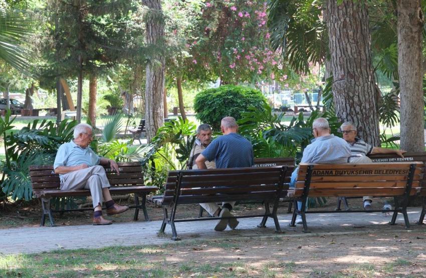 Adana'da termometreler 42 dereceyi gösterdi, sıcaklık çocukları oyunlarından etti