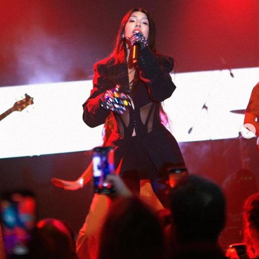 Hande Yener Balıkesir konserinde sahnede düştü! Yürekler ağızlara geldi
