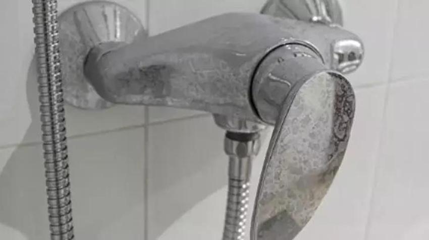 Banyo fayanslarını pürüzsüz yapıyor; Sabun lekelerini 15 dakikada bitiren karışım var