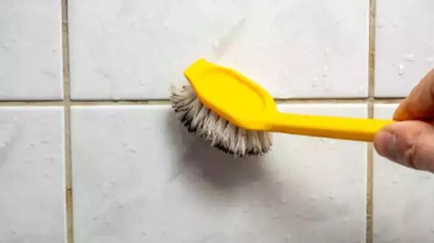 Banyo fayanslarını pürüzsüz yapıyor; Sabun lekelerini 15 dakikada bitiren karışım var