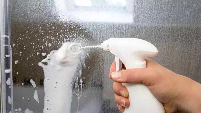 Banyo fayanslarını pürüzsüz yapıyor; Sabun lekelerini 15 dakikada bitiren karışım var