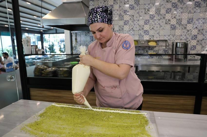 Yaz sıcakları geleneksel tatlıları dönüştürdü! Yerine daha ferahlatıcı meyveli tatlılar geldi