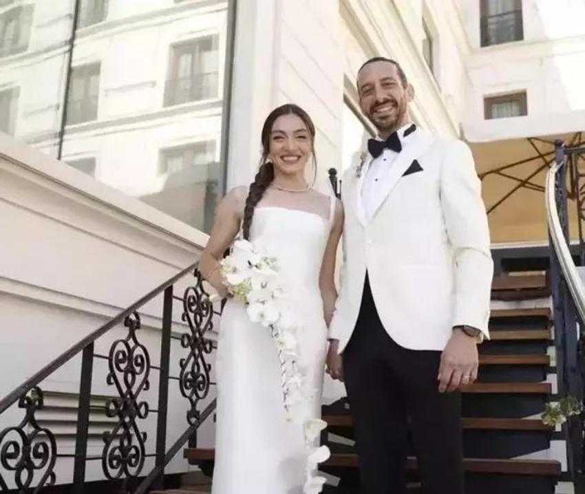 Merve Dizdar romantizmin doruklarında! Verdiği poz sosyal medyayı salladı