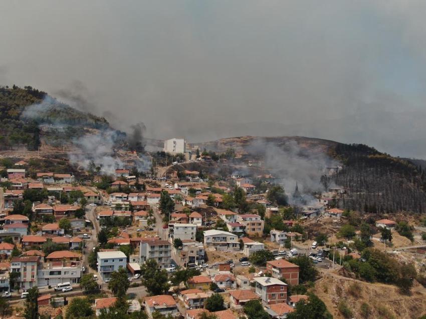 Bolu'da orman yangını sürüyor: İzmir'de başlayan yangın yerleşim yerlerine sıçradı! Yollar kapatıldı