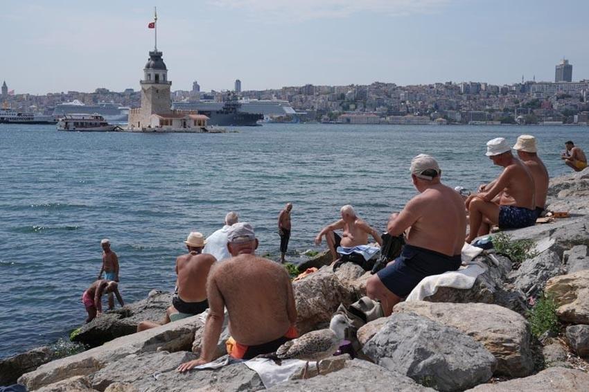 Bunaltıcı ve rekor sıcaklıklardan sonra Meteoroloji'den sağanak yağış ve kuvvetli rüzgar uyarısı geldi!