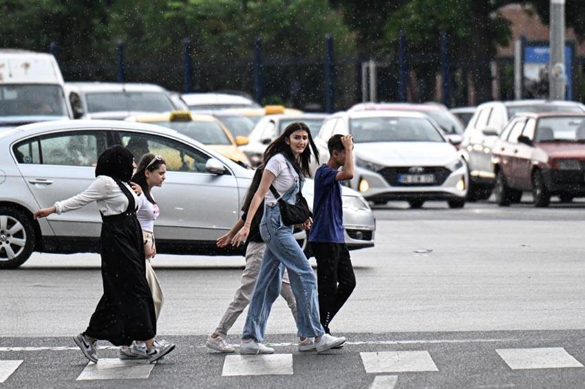 Bunaltıcı ve rekor sıcaklıklardan sonra Meteoroloji'den sağanak yağış ve kuvvetli rüzgar uyarısı geldi!