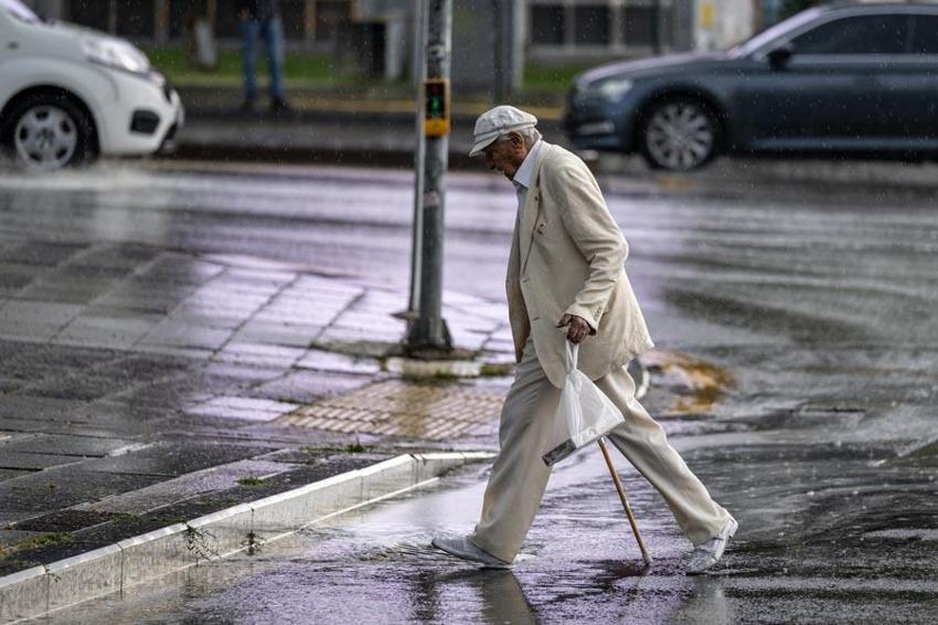 Bunaltıcı ve rekor sıcaklıklardan sonra Meteoroloji'den sağanak yağış ve kuvvetli rüzgar uyarısı geldi!