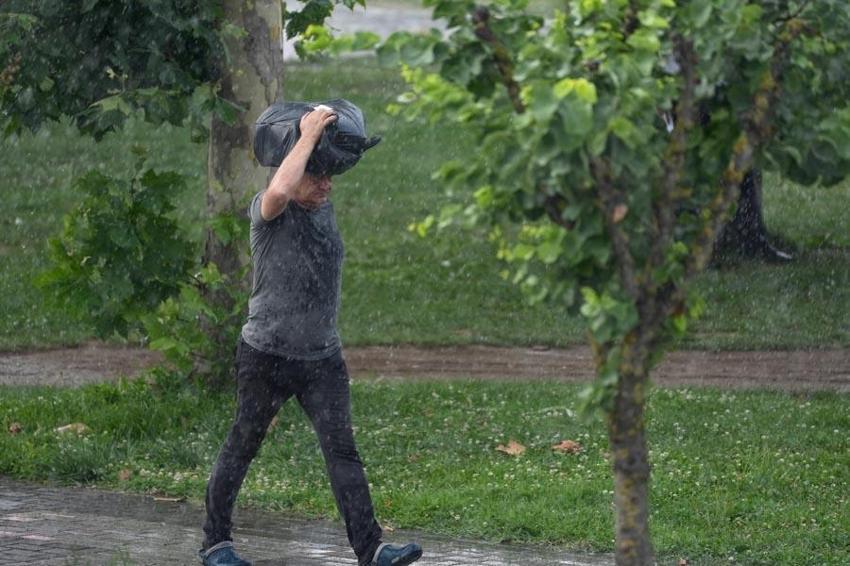Bunaltıcı ve rekor sıcaklıklardan sonra Meteoroloji'den sağanak yağış ve kuvvetli rüzgar uyarısı geldi!