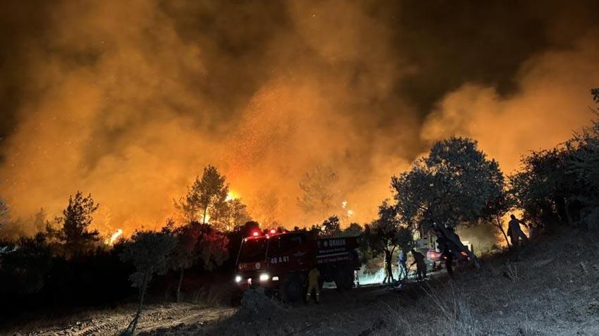 Bolu'da orman yangını sürüyor: İzmir'de başlayan yangın yerleşim yerlerine sıçradı! Yollar kapatıldı