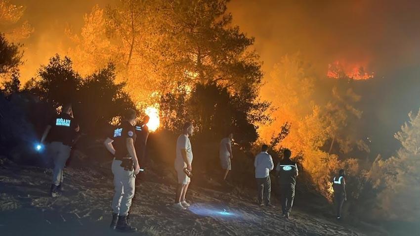 Bolu'da orman yangını sürüyor: İzmir'de başlayan yangın yerleşim yerlerine sıçradı! Yollar kapatıldı