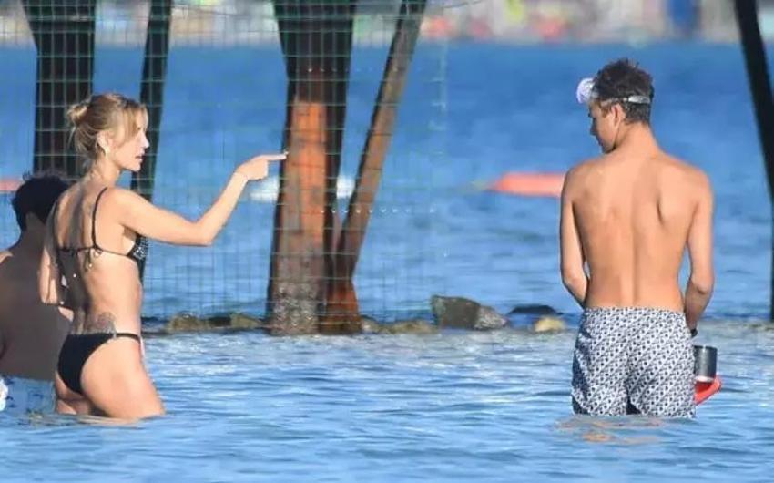 Oğullarıyla soluğu Çeşme'de aldı! 45 yaşındaki Çağla Şıkel yaşlanmak bilmiyor