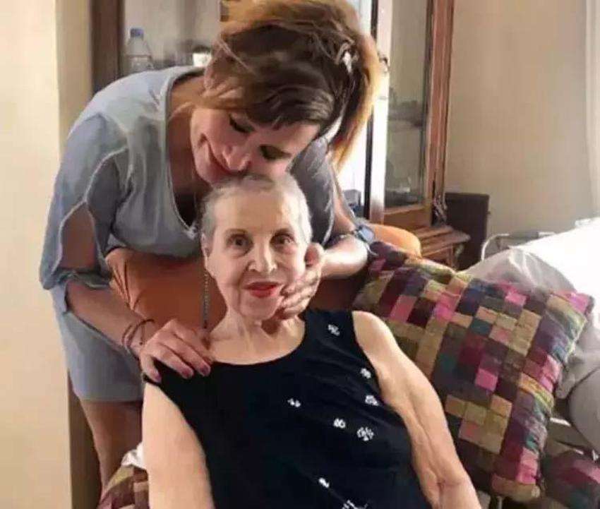 Deniz Seki annesini duygusal paylaşımla andı! ‘Elini tutmak o kadar uzak ki’