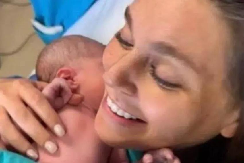 Aslı Enver kızı Elay’ın ilk adımlarını paylaştı! ‘Yürümek de uçmak gibi bir şey’