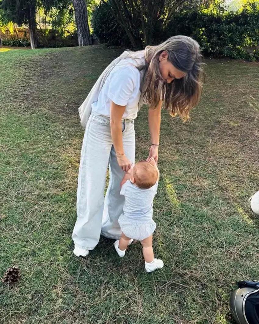 Aslı Enver kızı Elay’ın ilk adımlarını paylaştı! ‘Yürümek de uçmak gibi bir şey’