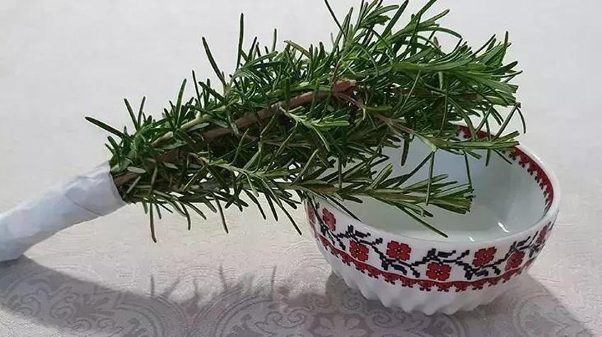 Saç derisine direkt uygulayınca aslan yelesi gibi oluyor! Dökülmeyi şıp diye kesen yöntem: Bakım ürünlerini rafa kaldırın