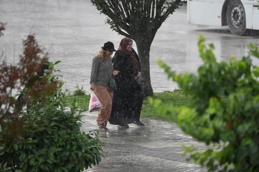 Hafta sonu hava nasıl olacak? Meteoroloji saat vererek uyardı: Toz aşımı ve sağanak yağış geliyor