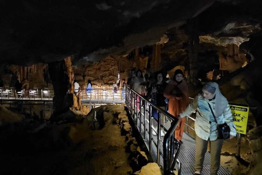 Afrika sıcaklarından kaçan soluğu gizemli yeraltı sarayında alıyor! Emeklilere girişte özel indirim yapılıyor