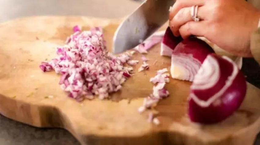 Bu yöntemle soğanı doğrarken gözleriniz yaşarmayacak! Sırrı kökündeymiş: Gözlerde bir damla yaş bırakmıyor