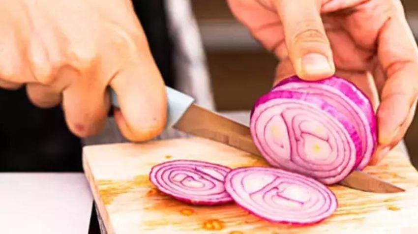 Bu yöntemle soğanı doğrarken gözleriniz yaşarmayacak! Sırrı kökündeymiş: Gözlerde bir damla yaş bırakmıyor