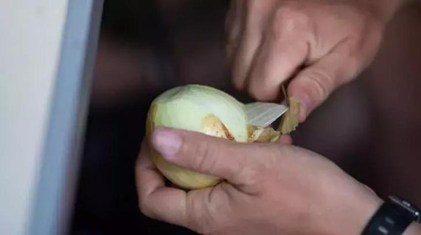 Bu yöntemle soğanı doğrarken gözleriniz yaşarmayacak! Sırrı kökündeymiş: Gözlerde bir damla yaş bırakmıyor