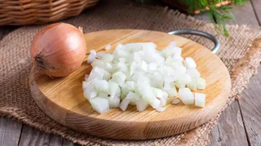 Bu yöntemle soğanı doğrarken gözleriniz yaşarmayacak! Sırrı kökündeymiş: Gözlerde bir damla yaş bırakmıyor