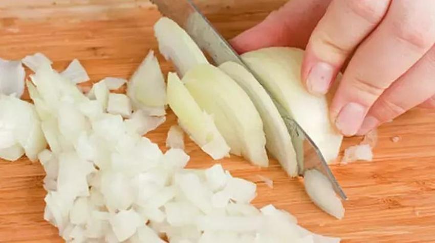 Bu yöntemle soğanı doğrarken gözleriniz yaşarmayacak! Sırrı kökündeymiş: Gözlerde bir damla yaş bırakmıyor