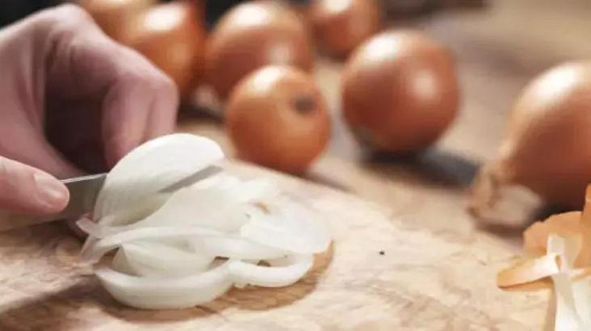 Bu yöntemle soğanı doğrarken gözleriniz yaşarmayacak! Sırrı kökündeymiş: Gözlerde bir damla yaş bırakmıyor