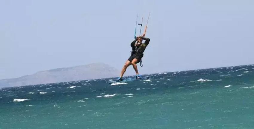 Selim Bayraktar'dan Çeşme'de kitesurf şov!