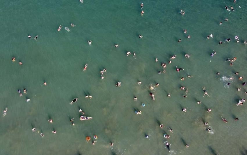 Ne Çeşme ne de Bodrum tatilciler tarihi plaja akın etti! Rus turistler yoğun ilgi gösterdi