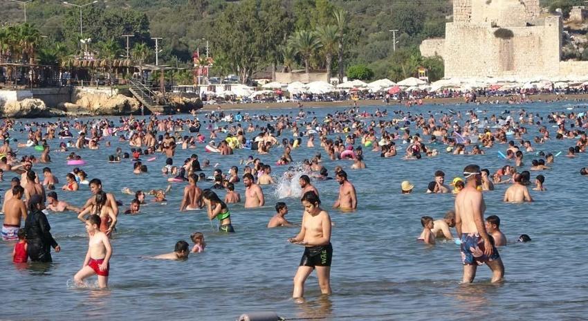 Ne Çeşme ne de Bodrum tatilciler tarihi plaja akın etti! Rus turistler yoğun ilgi gösterdi