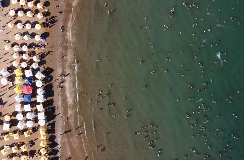 Ne Çeşme ne de Bodrum tatilciler tarihi plaja akın etti! Rus turistler yoğun ilgi gösterdi
