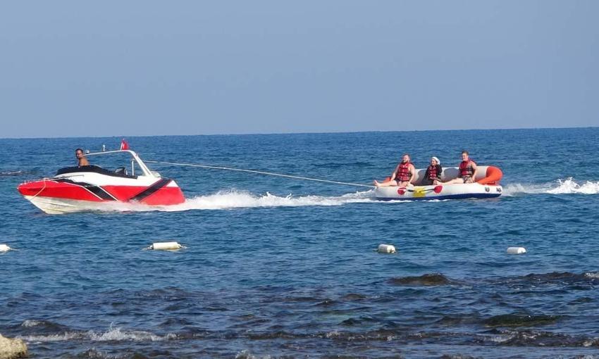 Ne Çeşme ne de Bodrum tatilciler tarihi plaja akın etti! Rus turistler yoğun ilgi gösterdi