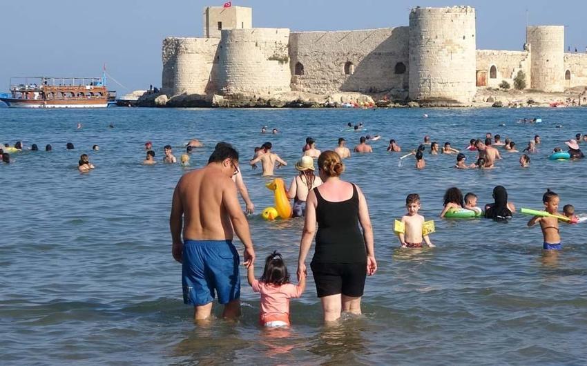 Ne Çeşme ne de Bodrum tatilciler tarihi plaja akın etti! Rus turistler yoğun ilgi gösterdi