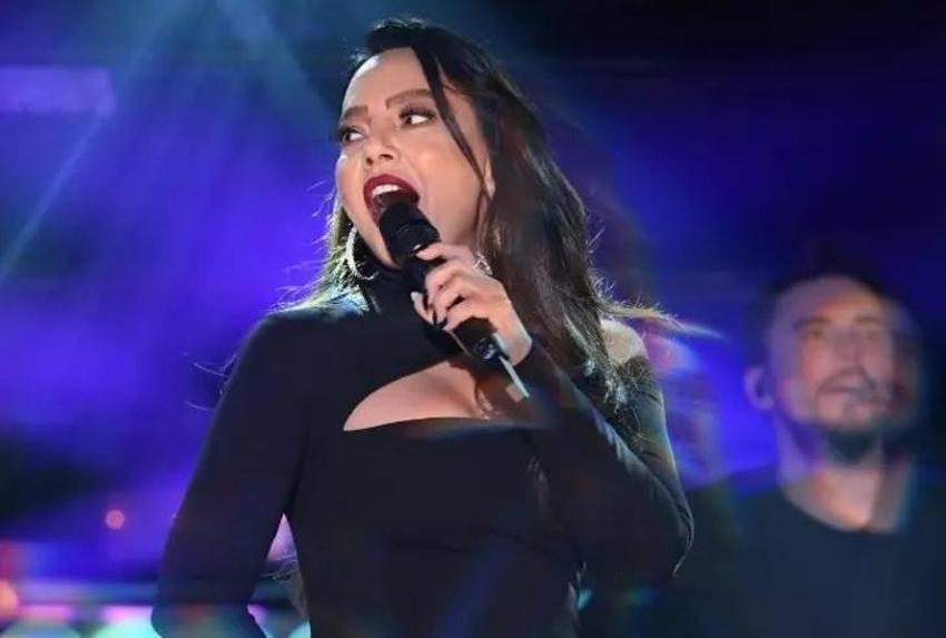 Ebru Güneş sahnede fenalaştı! Hamilelik iddiaları güçlendi