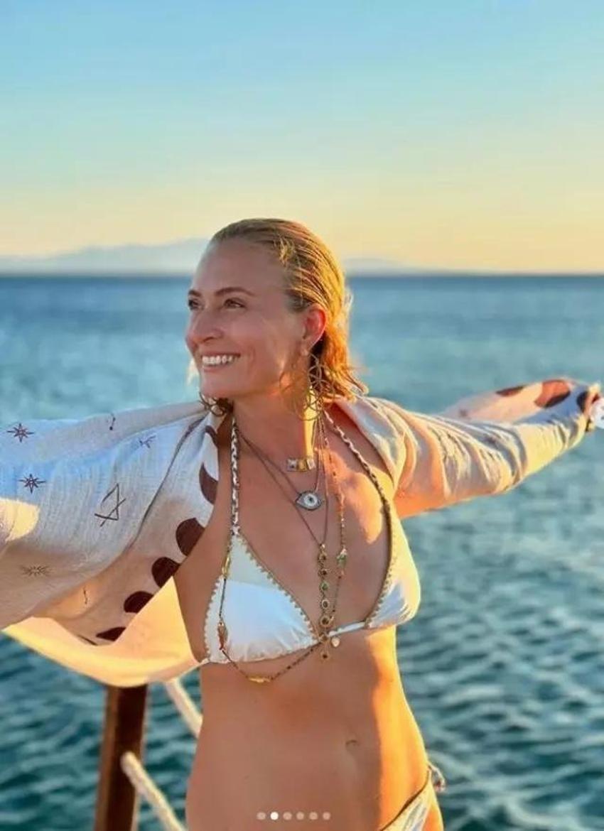 Eti böreği bıraktı, incecik kaldı! Ceyda Düvenci son halini bikinili pozlarla paylaştı
